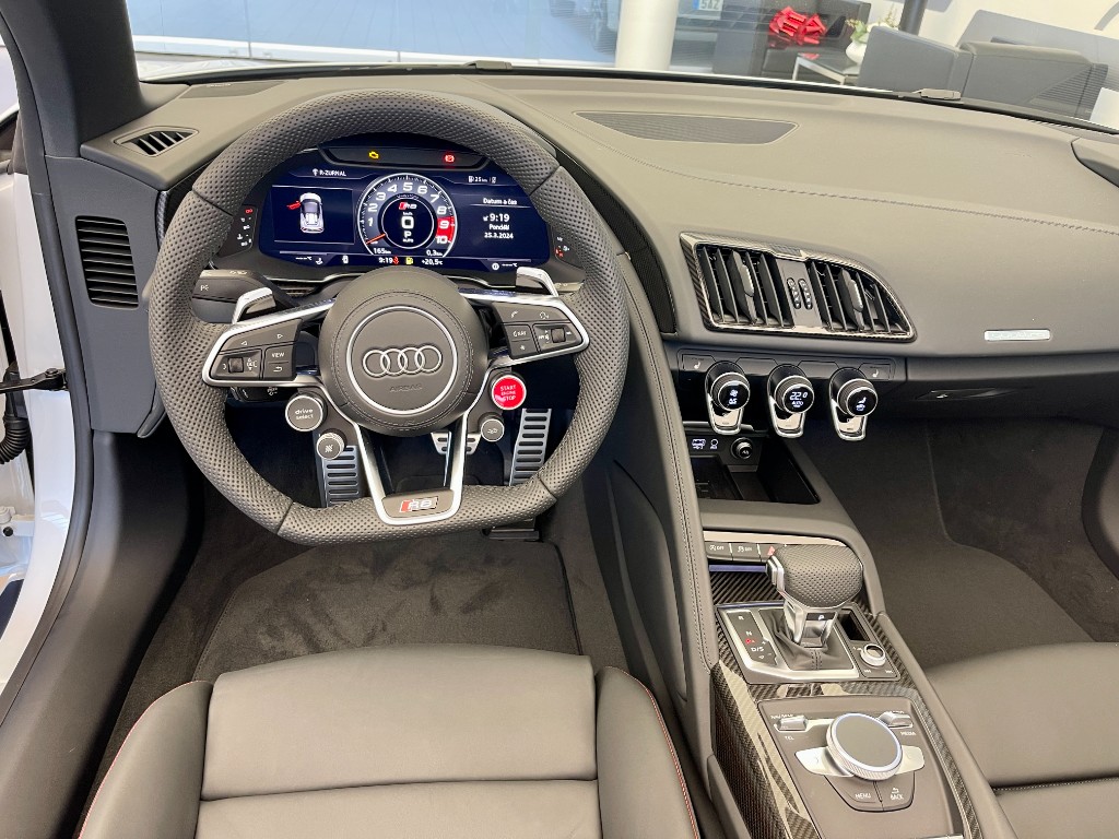 AUDI R8 SPYDER V10 PERFORMANCE | SKLADEM | NOVÉ ČESKÉ AUTO | IHNED K PŘEDÁNÍ | 620 KONÍ | MAX VÝBAVA | ŠEDÁ SUZUKA | KARBON | KERAMICKÉ BRZDY | IHNED K PŘEDÁNÍ | NÁKUP ONLINE | AUTOiBUY.com